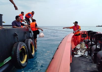 El piloto del aparato había solicitado, antes del siniestro, el regreso al aeródromo de la capital indonesia. En la imagen, personal de rescate recoge objetos procedentes del avión siniestrado cerca de la costa de la isla de Java.