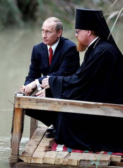 Vladímir Putin y un sacerdote ortodoxo, ayer junto al río Jordán.