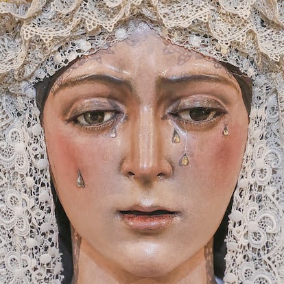 Imagen de la Macarena recien restaurada expuesta en su basílica. FOTO.ALEJANDRO RUESGA