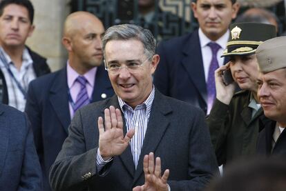 Álvaro Uribe llega a las presidenciales colombianas sin nada en juego, aparentemente. Él ya no se presenta, pero sí su mano derecha y ex ministro de Defensa, Juan Manuel Santos, que es un fiel continuador de las políticas de Uribe.