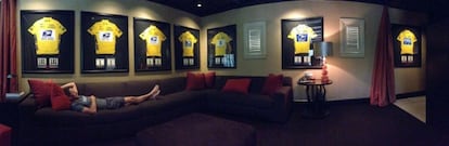 Armstrong, junto a sus siete maillots de campeón del Tour, en una imagen publicada por el estadounidense el pasado mes de enero en Twitter.