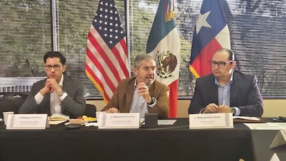 Juan Ramón de la Fuente (centro) durante una visita al Consulado de México en Dallas, Texas, el 4 de diciembre de 2024.