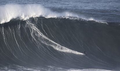 El alemán Sebastian Steudtner, un habitual de Nazaré, en la sesión de este sábado.