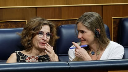 La vicepresidenta primera y ministra de Hacienda, María Jesús Montero (izquierda), conversa con la vicepresidenta tercera, Sara Aagesen, en el Pleno del Congreso celebrado este martes.