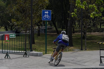 Un ciclista en la Calzada Flotante.