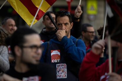 Concentración de trabajadores del Bicing frente al Ayuntamiento de Barcelona durante la huelga que ha comenzado este martes.