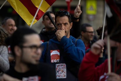 Concentración de trabajadores del Bicing frente al Ayuntamiento de Barcelona durante la huelga que ha comenzado este martes.