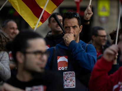 Concentración de trabajadores del Bicing frente al Ayuntamiento de Barcelona durante la huelga que ha comenzado este martes.