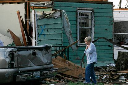 Una mujer, sin consuelo mientras contempla el desastre en Joplin.