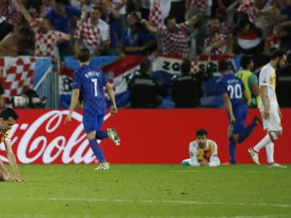 Los jugadores croatas celebran el gol ante el lamento de los espa&ntilde;oles.