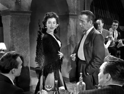 'La condesa descalza'. Joseph L. Mankiewicz. 1955

El cuento de la Cenicienta trasladado  maliciosamente  al mundo del cine y de la dolce vita. Humphrey Bogart, aquí  como director de cine, y Ava Gardner, como  humilde bailarina que acabo convirtiéndose en una gran estrella y objeto de todos los deseos. La figura de un Bogart algo mermado contrasta con la belleza y la fuerza de  Ava Gardner.