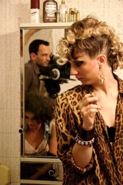 Luis López Carrasco, in the background, on the set of El futuro.