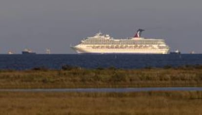 El crucero Carnaval Triumph con 3,143 pasajeros y una tripulación de 1,086 personas es remolcado este jueves 14 de febrero de 2013, en Dauphin Island (EE.UU.).