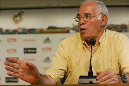<b>CONTINUIDAD</b>. Luis Aragonés durante la rueda de prensa en la que confirma su continuidad al frente de la Selección.