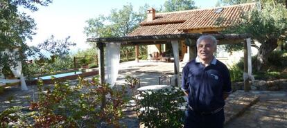 Álvaro Morenés frente a su casa rural en Candeleda (Ávila), El Escondite de Pedro Malillo.