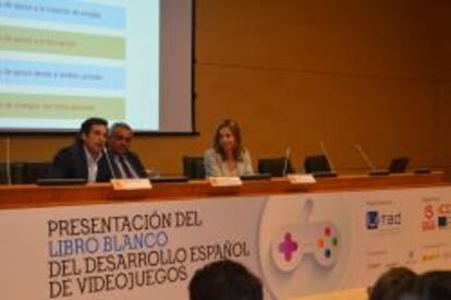 Ignacio Pérez Dolset, presidente de DEV; el secretario de Estado de telecos, Víctor Calvo Sotelo, y la consejera del Icex María del Coriseo González-Izquierdo.