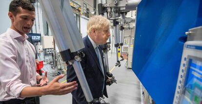 Boris Johnson visita un centro de investigaci&oacute;n.