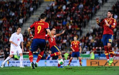 Xavi marca el primer gol de España