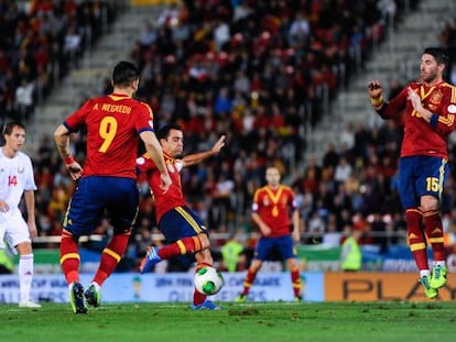 Xavi marca el primer gol de España