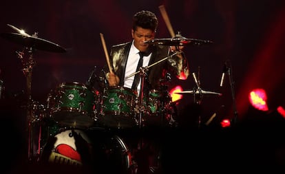 Bruno Mars actúa en el intermedio de la Super Bowl de 2016.