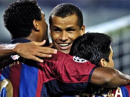 Jornada de Liga, primera división: los jugadores del Barcelona Kluivert, Rivaldo y Saviola celebran uno de sus goles.