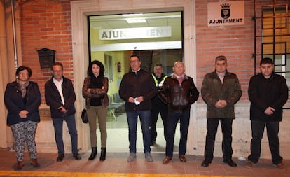 El alcalde de La Llosa, Joaquín Llopis, y varios concejales, anoche, durante la concentración silenciosa en repulsa por el asesinato.