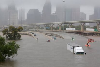 Vista de uma autopista de Houston, no domingo.