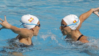 Las nadadoras Carbonell, derecha, Mengual, durante un entrenamiento en R&iacute;o.