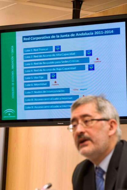El consejero de Economía, Antonio Ávila, informa de la adjudicación de la red corporativa de telefonía de la Junta de Andalucía.