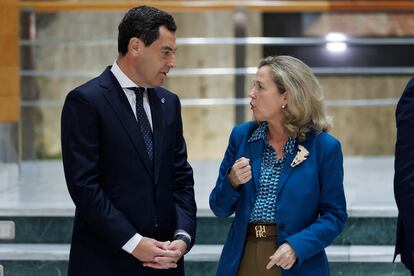 La vicepresidenta primera en funciones, Nadia Calviño, junto al presidente andaluz, Juanma Moreno.