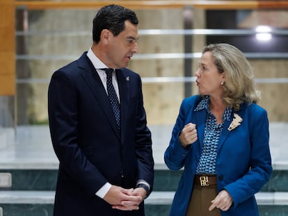 La vicepresidenta primera en funciones, Nadia Calviño, junto al presidente andaluz, Juanma Moreno.