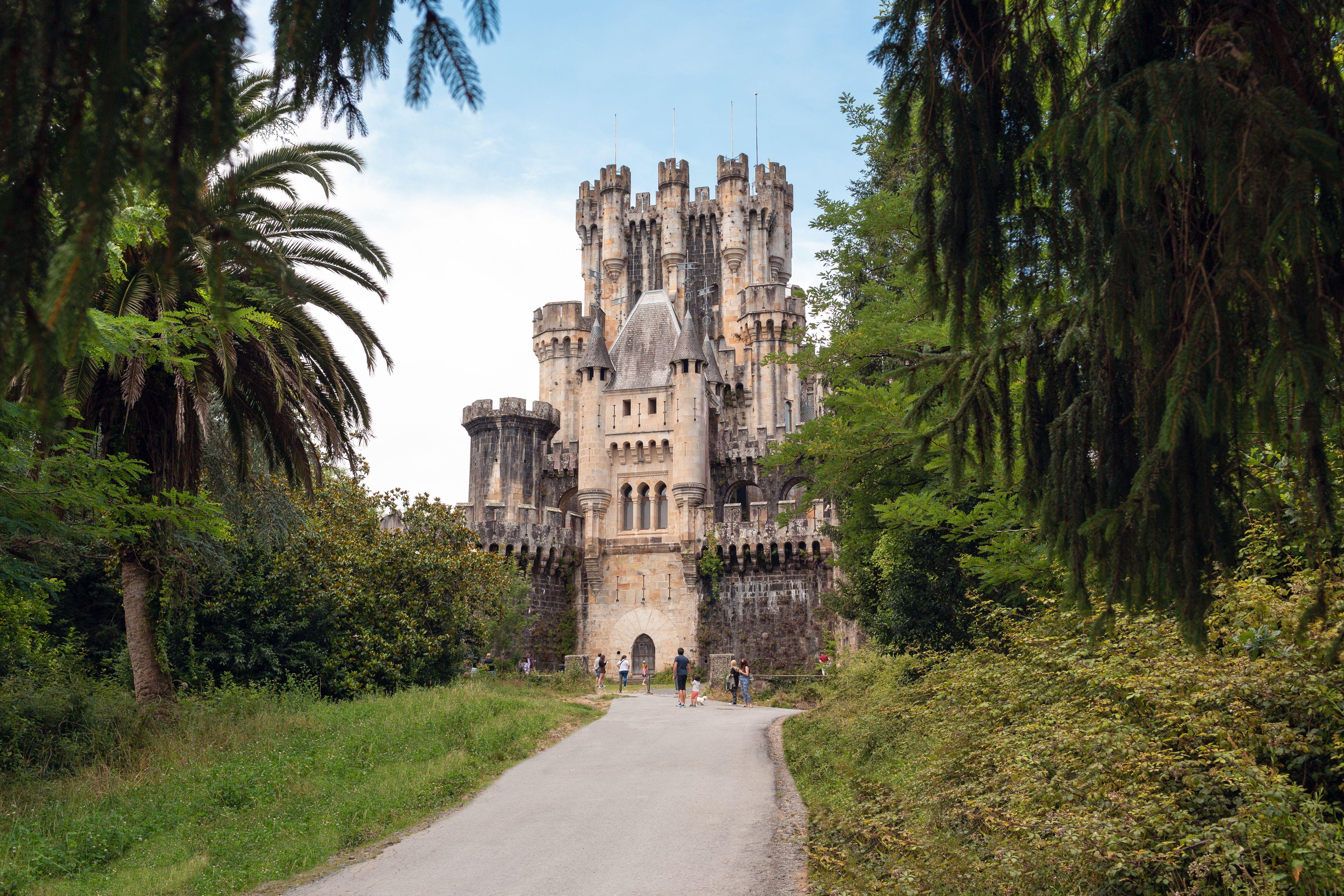 Vista del castillo de Butrón (Bizkaia), construido en el siglo XIX por el marqués de Cubas. 