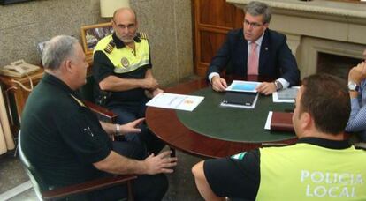 El alcalde jiennense, José Enrique Fernández de Moya, en una reunión con policias.