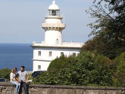 Una pareja junto al faro de Igeldo de San Sebastián, uno de los siete que existen en Gipuzkoa.