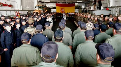 Los compañeros de los cuatro militares fallecidos en una accidente de helicóptero en Haití les rinden homenaje en un acto presidido por la ministra de Defensa Carme Chacón a bordo del buque Castilla.