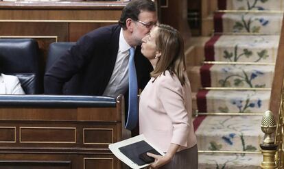 Mariano Rajoy felicita a Ana Pastor en el Congreso.