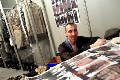 El diseñador Roberto Etxeberría, que muestra sus diseños en el EGO de la 53ª Cibeles Madrid Fashion Week, rodeado de sus prendas en el vestuario.