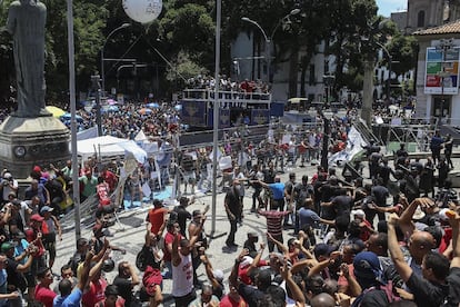 Manifestantes forçam barreira montada para isolar o entorno da Assembleia Legislativa do Rio de Janeiro.