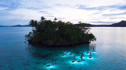 'Paddle surf' en el archipiélago de Raja Ampat (Indonesia).