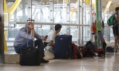 Pasajeros esperando su vuelo este s&aacute;bado en Barajas.