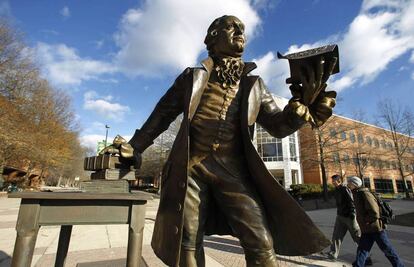 Estatua de George Mason en el campus de la George Mason University en Farifax, Virginia (Estados Unidos).