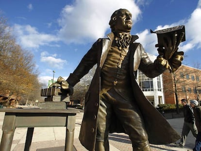 Estatua de George Mason en el campus de la George Mason University en Farifax, Virginia (Estados Unidos).