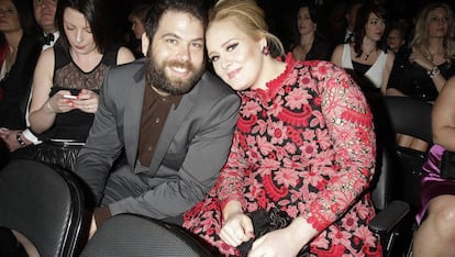 Adele junto a Simon Konecki, en los Grammy de 2013.