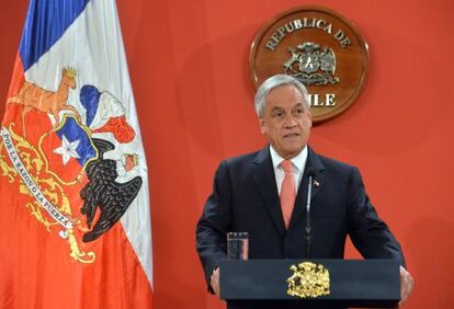 Sebastián Piñera compareciendo ante la prensa en el Palacio de La Moneda