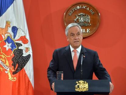 Sebastián Piñera compareciendo ante la prensa en el Palacio de La Moneda