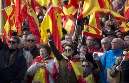 Varias personas, en un acto este sábado en Madrid organizado por la Fundación en Defensa de la Nación Española para pedir la supresión de la autonomía catalana.