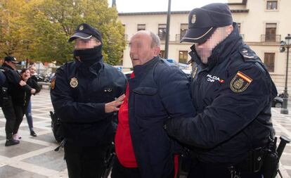 El condenado por matar a su esposa, a su llegada al juicio en Granada en noviembre.