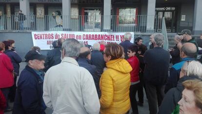 Concentración de la Coordinadora de Asociaciones de Vecinos de Carabanchel, el pasado martes. 