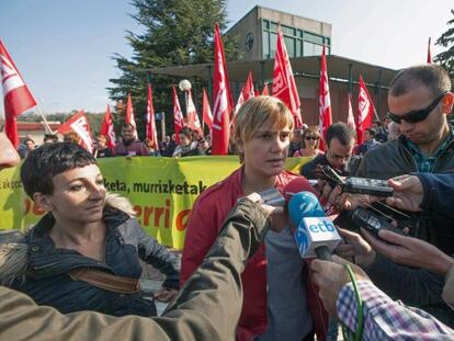 Ainhoa Etxaide atiende a los medios de comunicación durante la protesta de LAB.