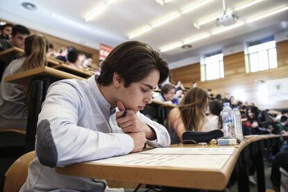 Estudiantes examinándose este martes en la Facultad de Odontología de la Compultense.